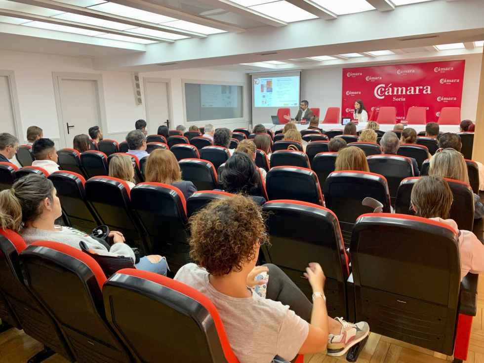 50 empresas asisten a la presentación del Kit Digital 