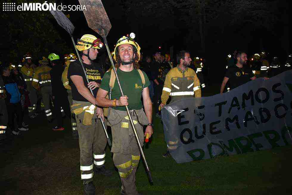 Los bomberos forestales salen a la calle para homenajear a su compañero fallecido