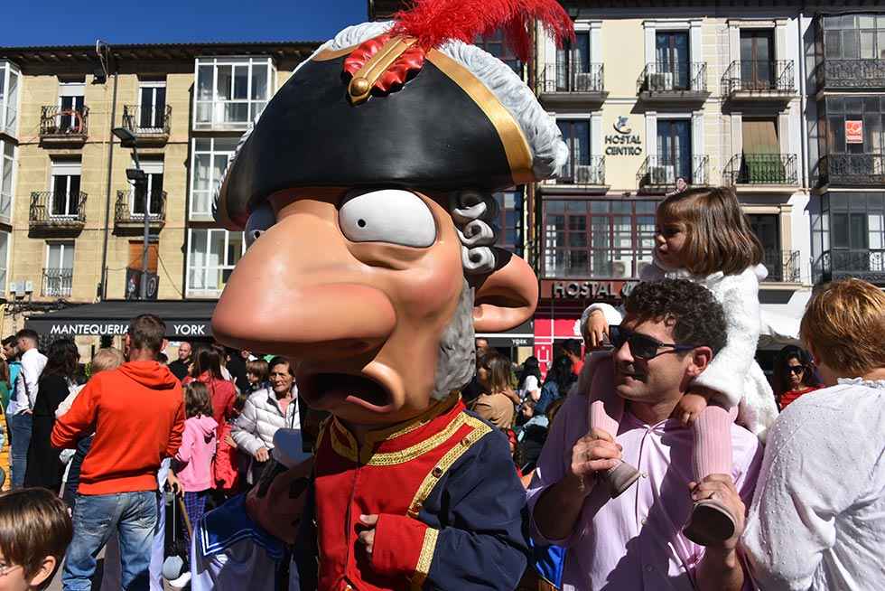 San Saturio: comparsa de gigantes y cabezudos - fotos