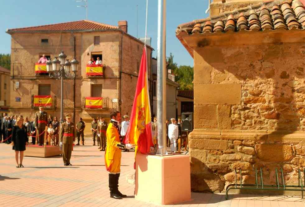Izado de bandera nacional en Garray