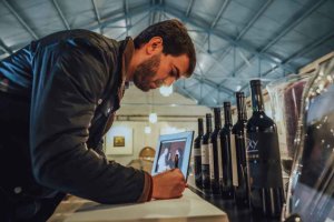 Gallardo resalta potencial de vino en la Comunidad