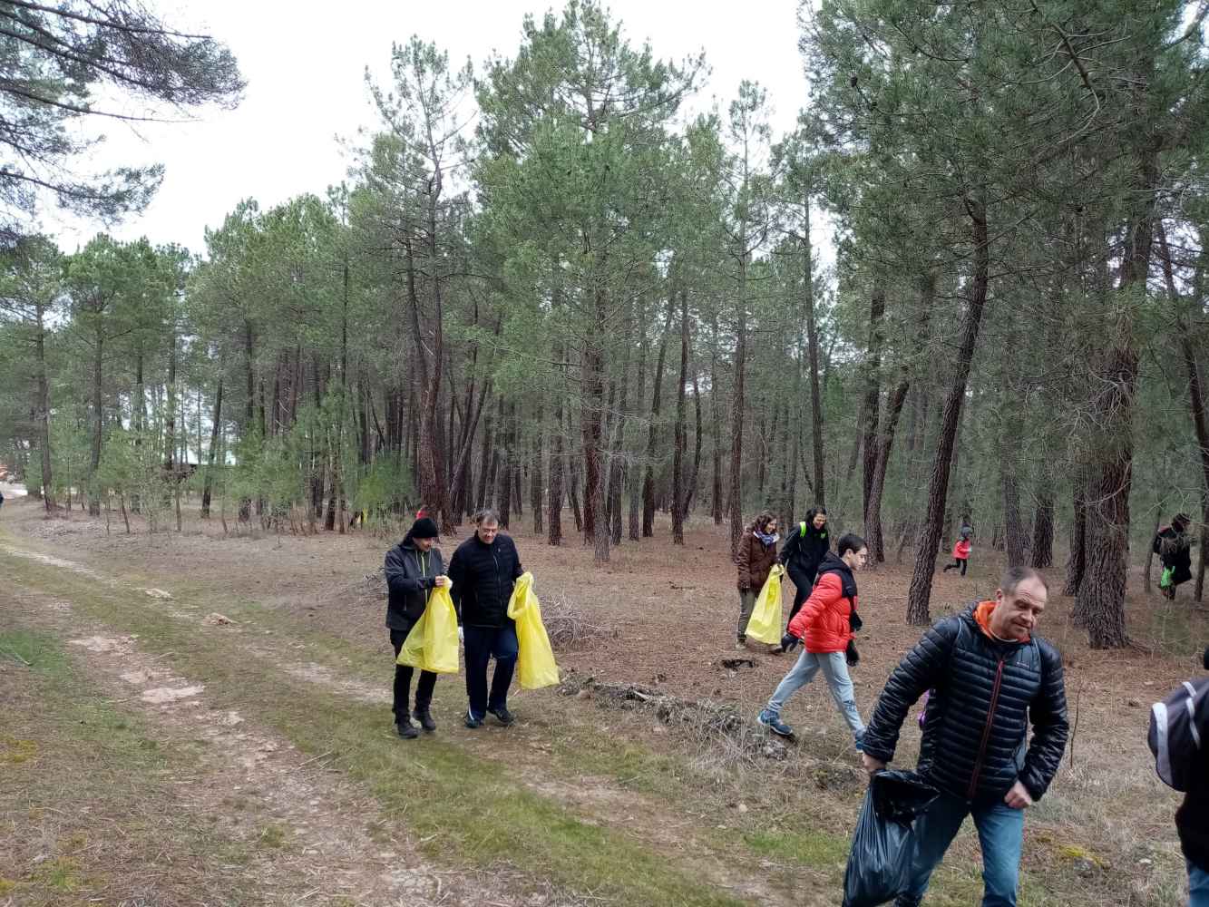 Tardelcuende retira la basuraleza Tardelcuende retira la basuraleza