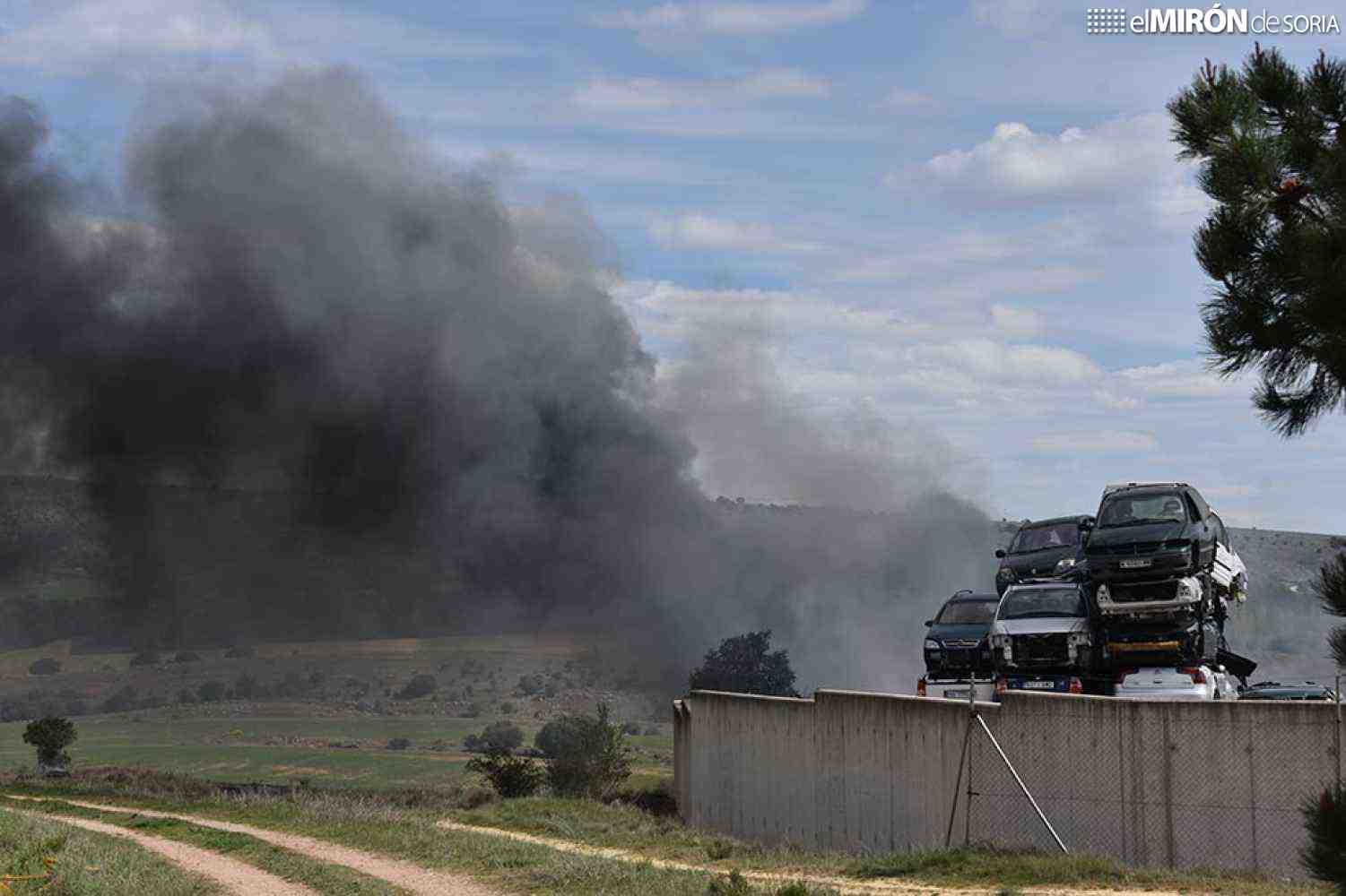 Incendio en desgüace de coches en Carbonera de Frentes