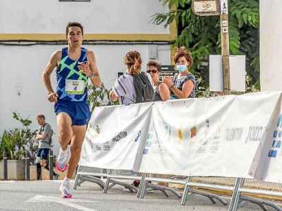 Dani Mateo gana el 22 K de Ibiza con mejor marca