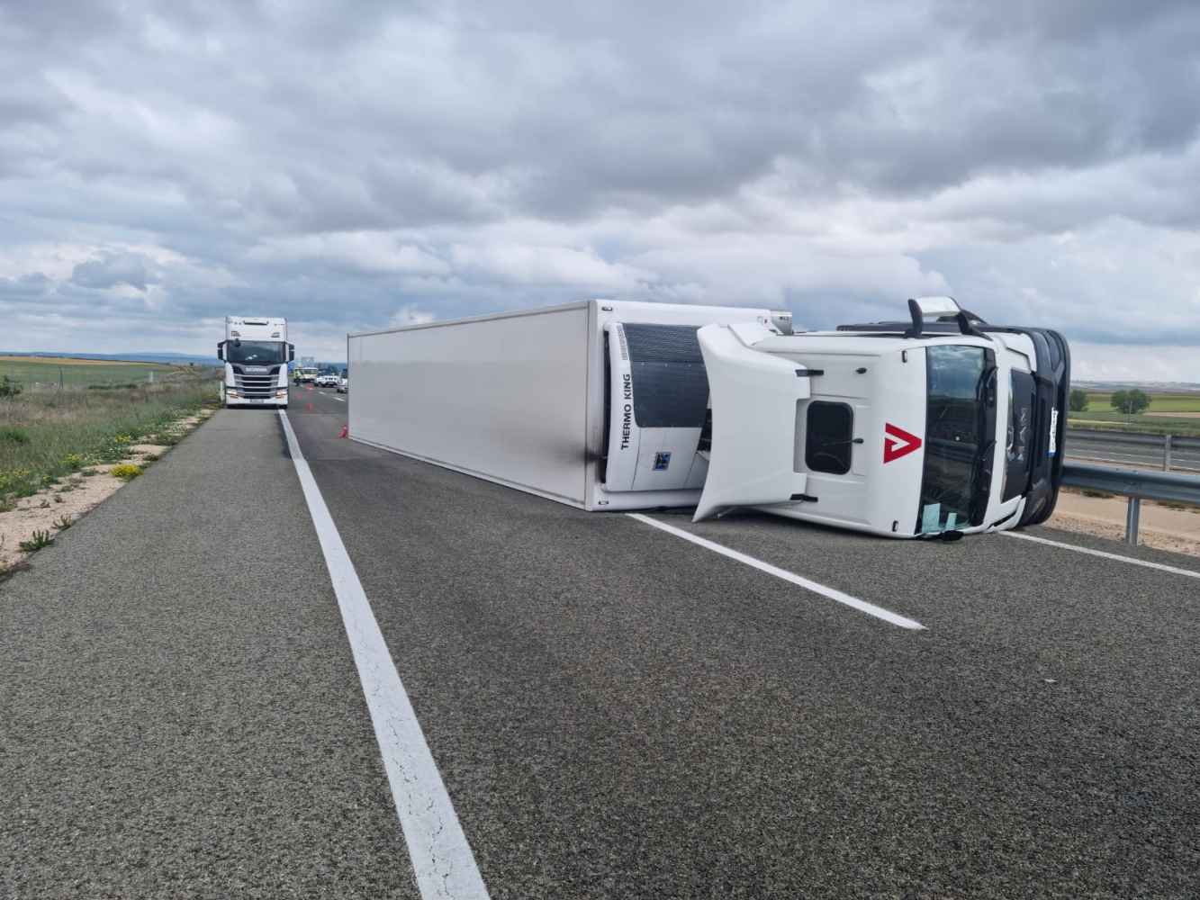 Desvio en A-15 por vuelco de camión Desvio en A-15 por vuelco de camión