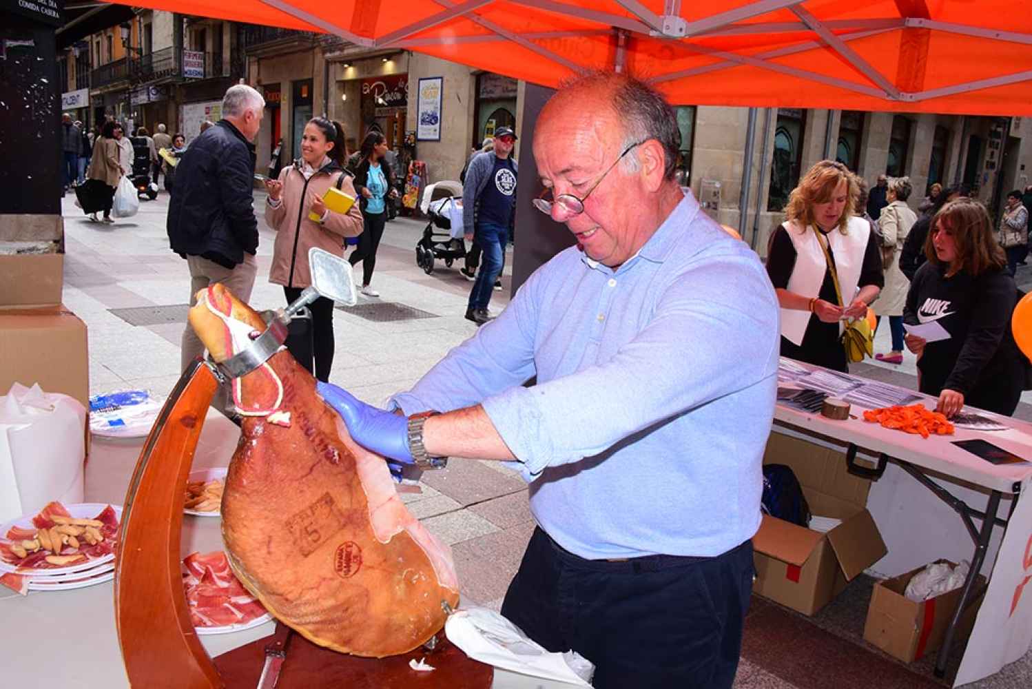 Ciudadanos reparte jamón - fotos