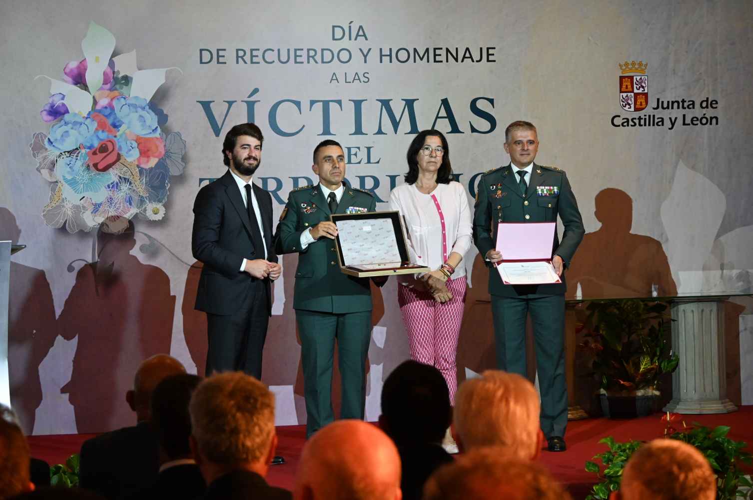 Gallardo reconoce a víctimas de terrorismo como héroes de democracia Gallardo reconoce a víctimas de terrorismo como héroes de democracia