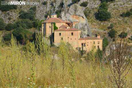 Turistas se encuentran cerrada la ermita de San Saturio
