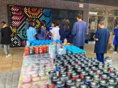 Mural de latas recicladas en colegio Infantes de Lara