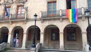 Vox pide retirar bandera LGTBI de balcón de Alcaldía