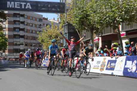Pelotón internacional en Vuelta Ciclista Júnior a Ribera del Duero