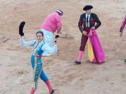 Raquel Martín corta una oreja en novillada de Arcos