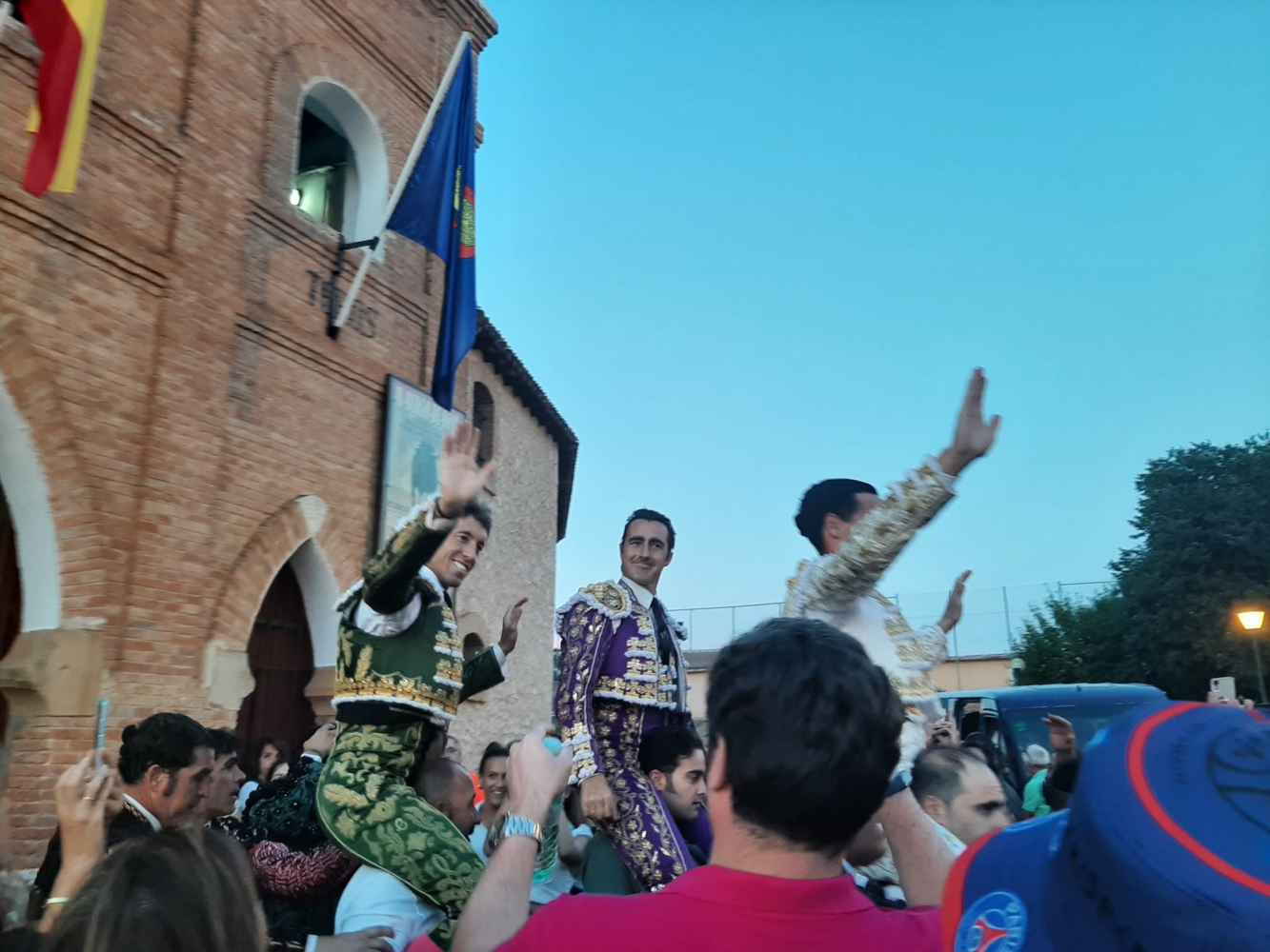 Salida a hombros de los tres toreros tras cortar nueve orejas Salida a hombros de los tres toreros tras cortar nueve orejas