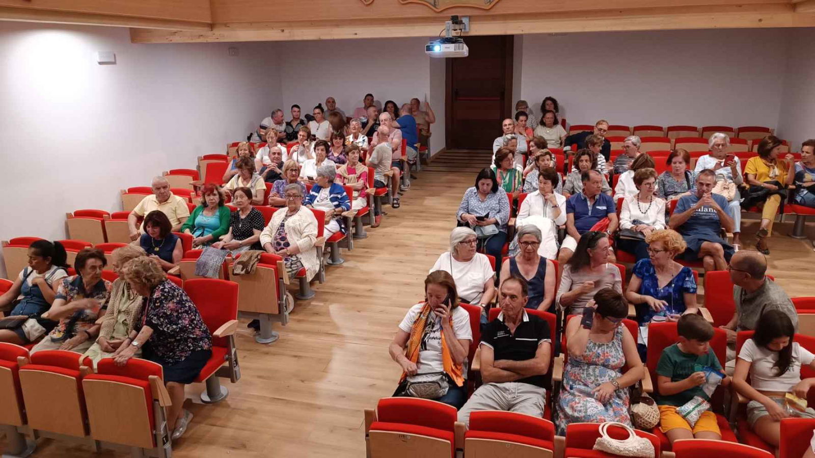 "Los Cortos Van de Barrio" se cierran en barriada "Los Cortos Van de Barrio" se cierran en barriada