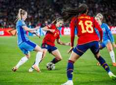 La selección femenina de fútbol toca el cielo