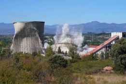 Endesa vuela torres de central térmica de Compostilla