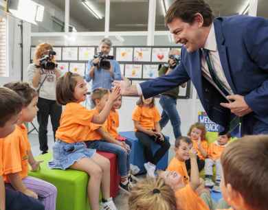 Mañueco apuesta por la "excelencia" educativa