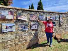 Lección de historia a alumnos en cementerio de Las Casas