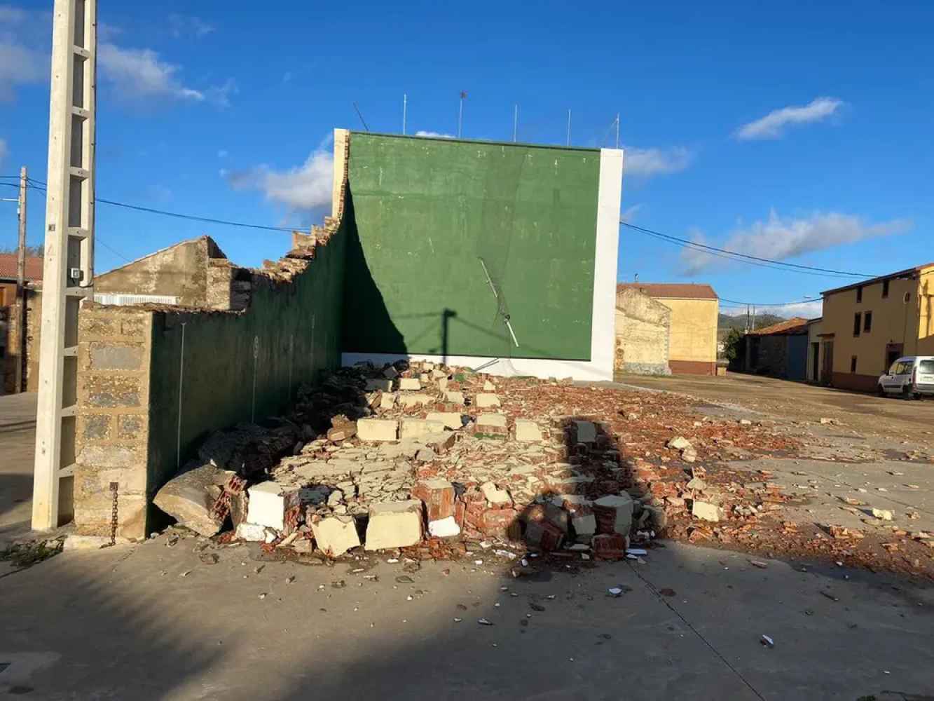 El fuerte viento tumba frontón de Hinojosa del Campo El fuerte viento tumba frontón de Hinojosa del Campo