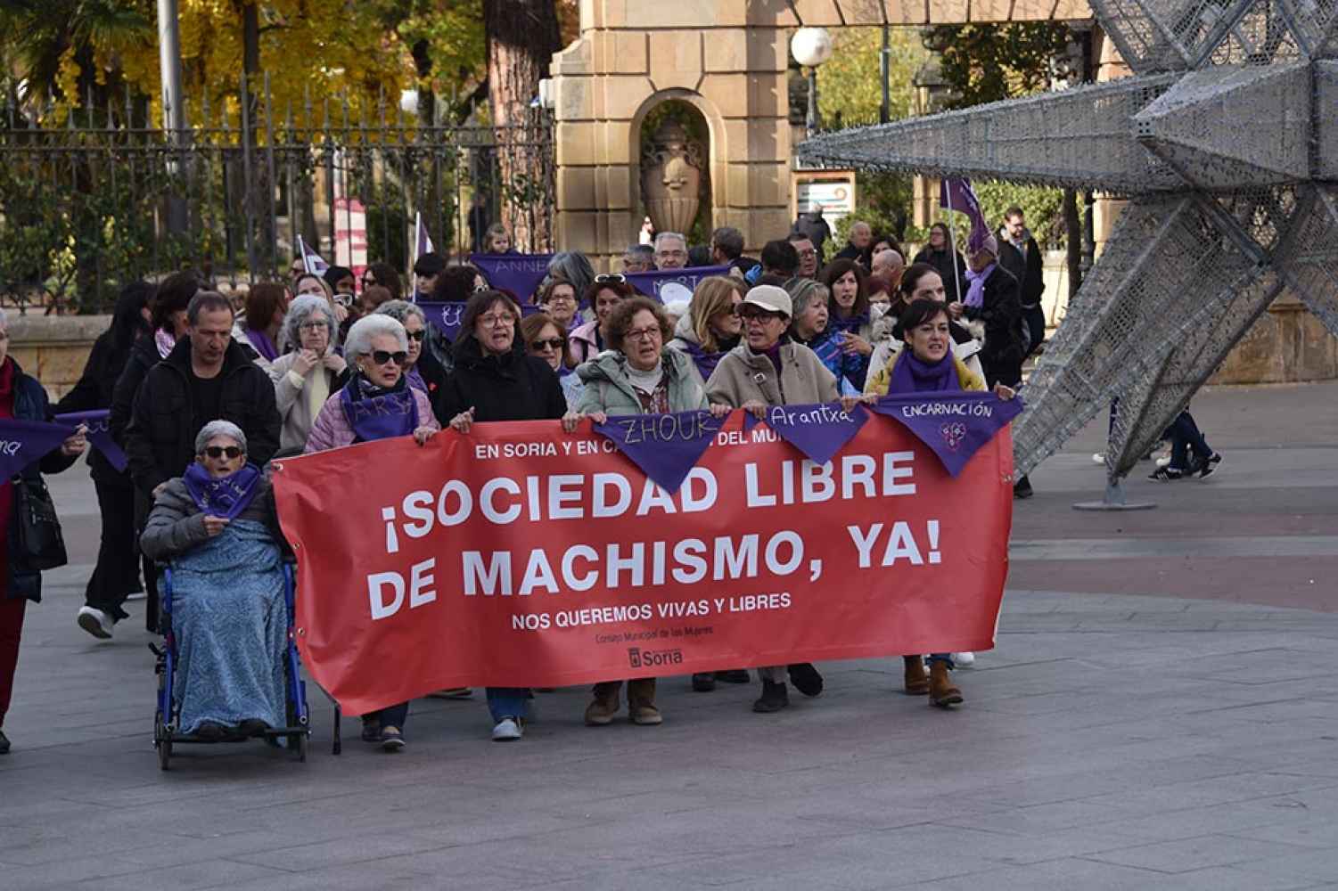 Seiscientas personas rechazan en la calle la violencia machista Seiscientas personas rechazan en la calle la violencia machista