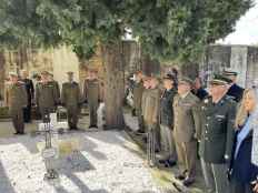 Homenaje en el cementerio a los militares caídos 