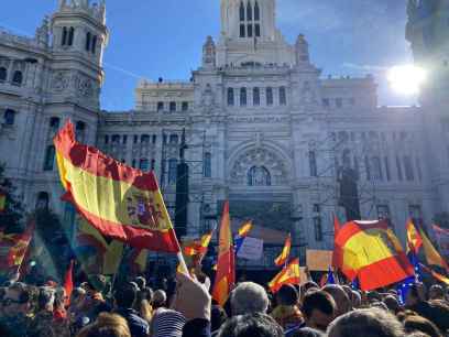 Españoles decimos ¡Basta ya ! ¡Fin a la traición! ¡Salgamos a la calle!