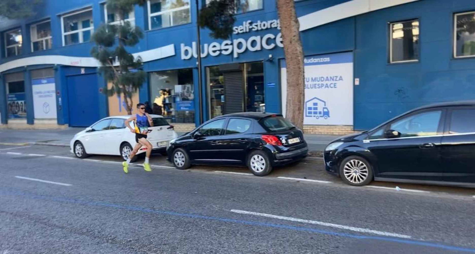 Dani Mateo, lejos de mínima en maratón de Valencia