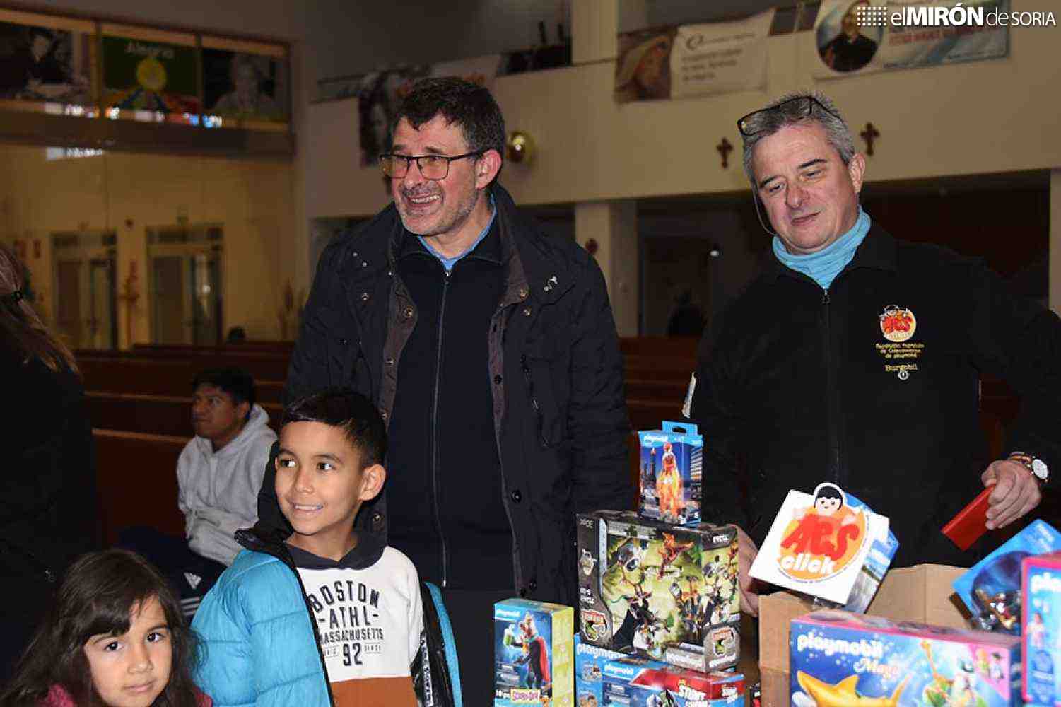 Aesclick dona juguetes a niños acogidos en parroquia de Camaretas