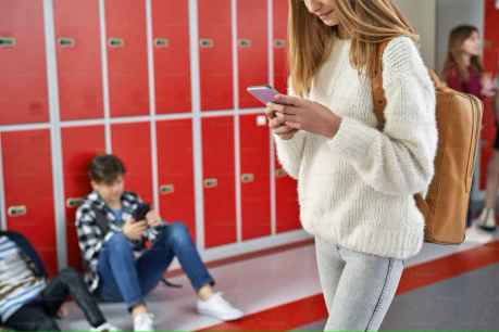 CSIF pide regulación clara sobre móviles en colegios