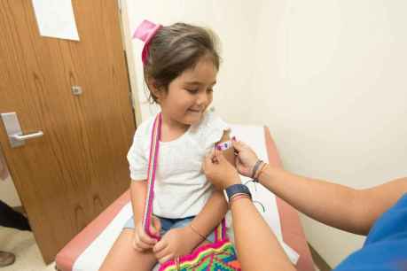 Sanidad llama a vacunarse contra gripe a niños y mayores