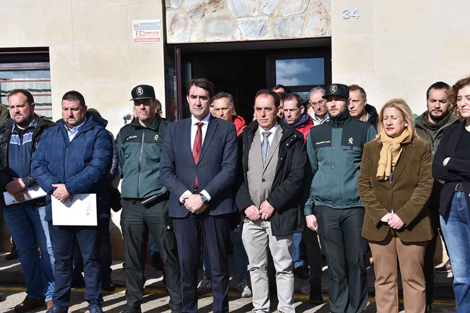 Minuto de silencio por asesinato de dos guardias civiles - fotos