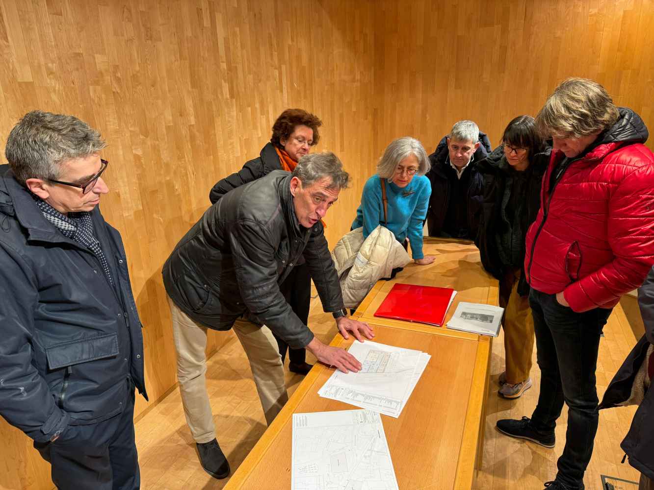 El secretario de Estado de Cultura evalúa diseño para Centro de Fotografía