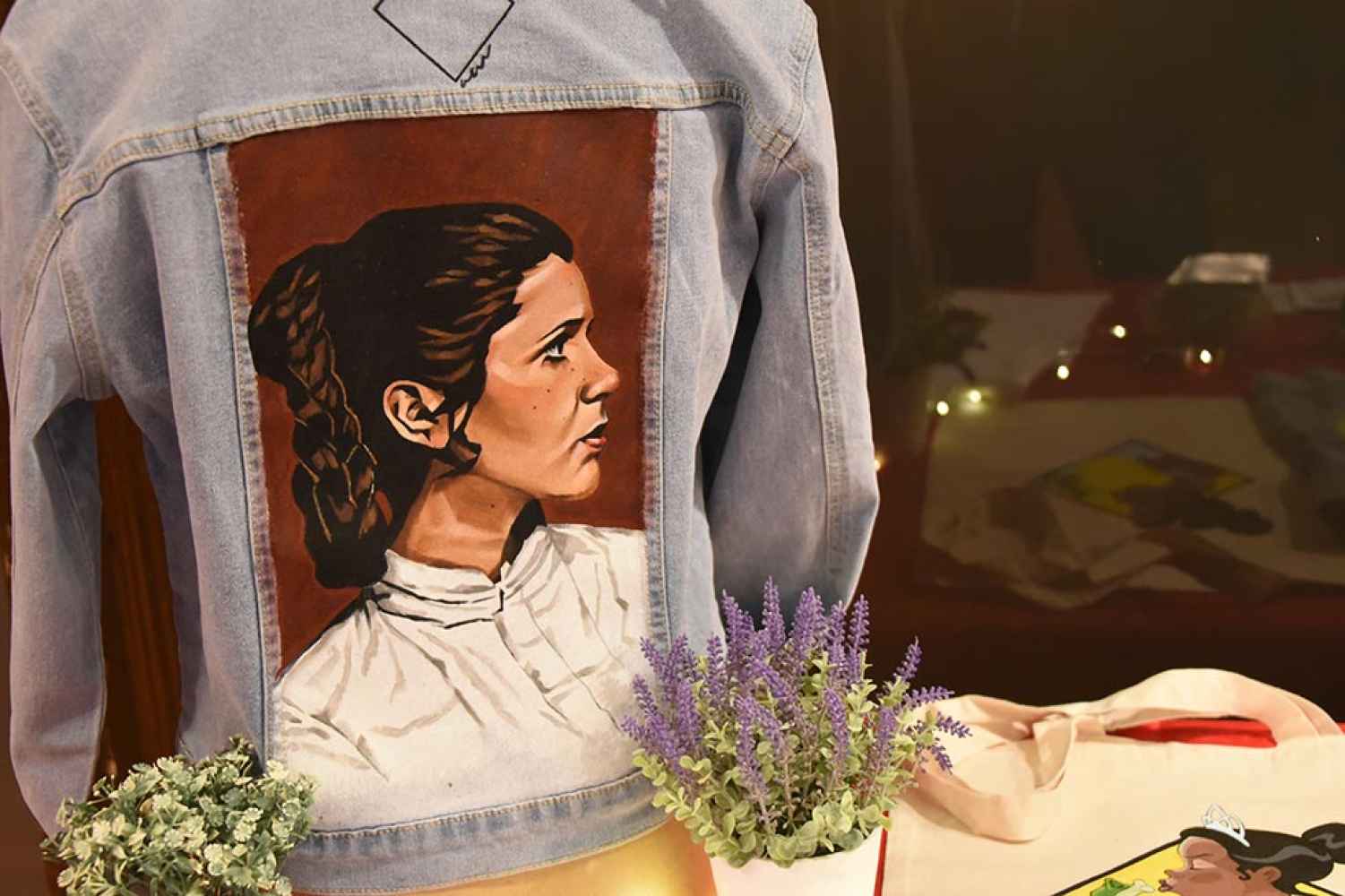 Exposición de ropa pintada a mano en el Casino - fotos