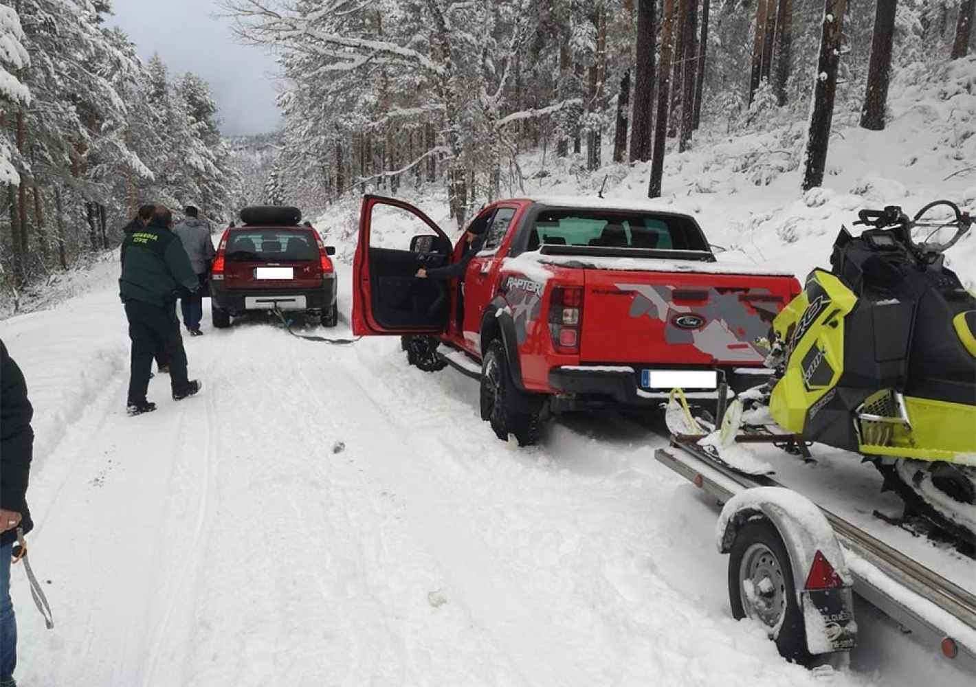 La Guardia Civil auxilia a vehículo atrapado por nieve en Covaleda La Guardia Civil auxilia a vehículo atrapado por nieve en Covaleda