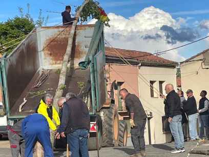 Pingada del Mayo en Quintanilla de Tres Barrios