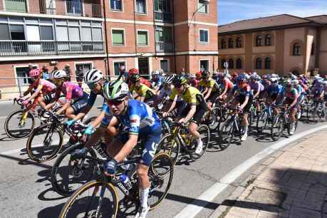 La Vuelta femenina cruza Soria - fotos
