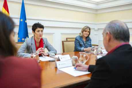 La ministra Saiz se compromete a estudiar aumento de ayudas al funcionamiento