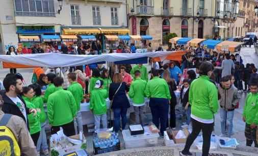 Éxito de público y ventas en el mercado de Emprender en Mi Escuela 