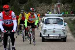 Un pelotón de casi 250 históricos rememoran en Abejar el ciclismo de antaño