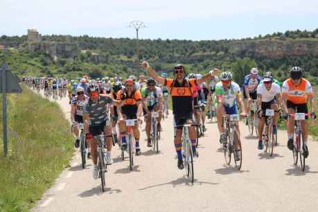 Un pelotón repleto de clásicos revive hazañas ciclistas en La Histórica de Abejar