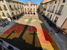 San Esteban de Gormaz se adorna en Corpus Cristhi con 14 alfombras florales