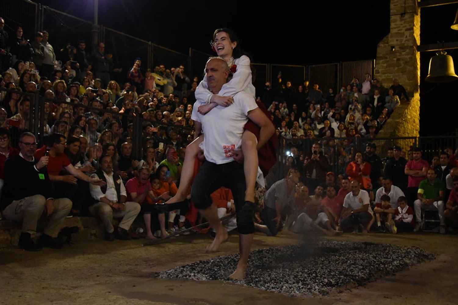 San Pedro Manrique pasa el fuego - fotos