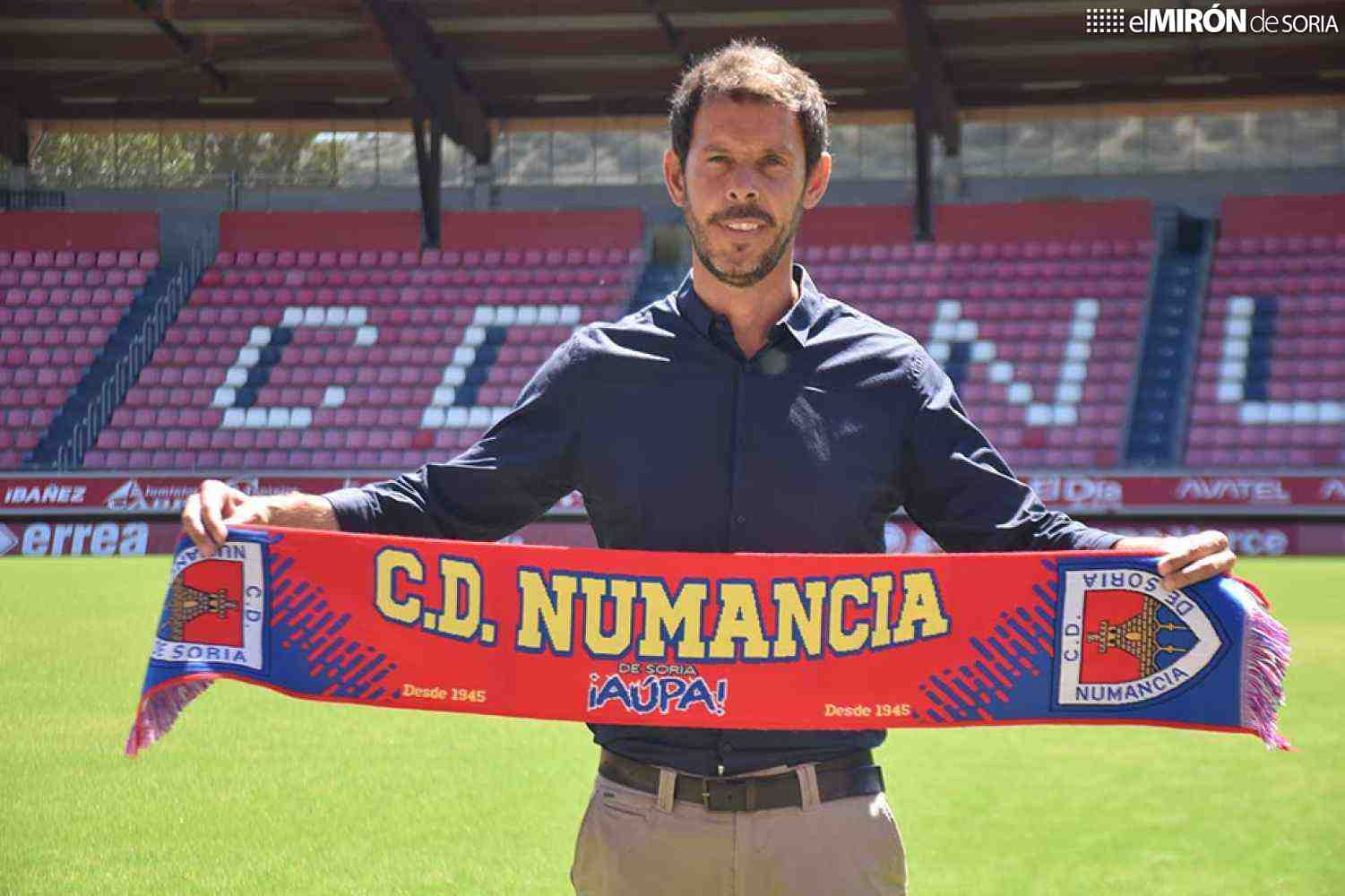 El Numancia presenta a su nuevo entrenador Aitor Calle