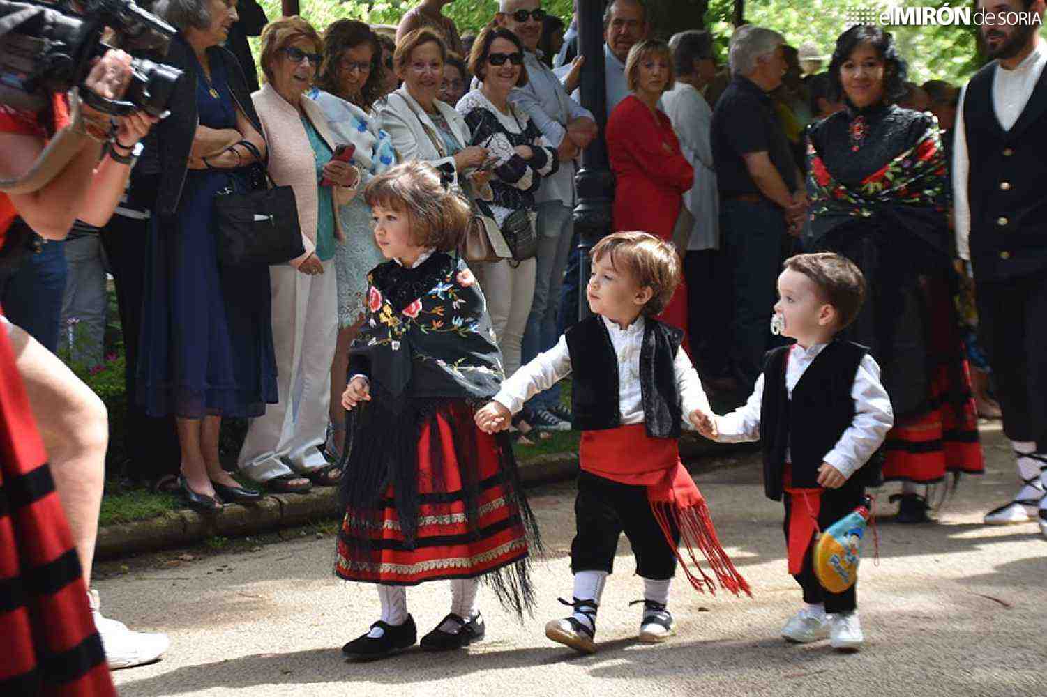 La Asociación de Jurados de Cuadrilla enseña a confeccionar trajes regionales