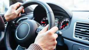 DGT advierte de doce malos hábitos al volante