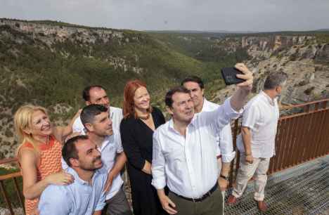 Mañueco conoce el nuevo mirador de la Galiana, en El Cañón del Río Lobos