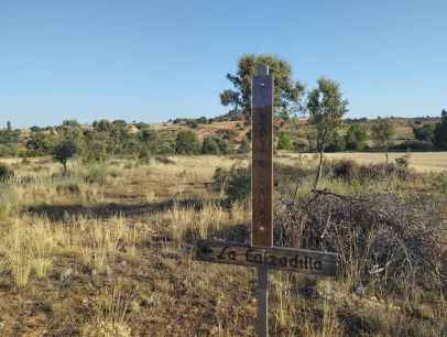 Señalizada calzada romana a su paso por Quintanilla de Tres Barrios