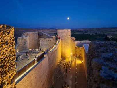 Berlanga de Duero luce su castillo en visita nocturna