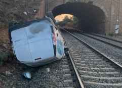 Una furgoneta se sale de calzada y se precipita a vias del tren en Arcos de Jalón