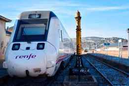 El tren Madrid-Soria arrolla a turismo en paso a nivel de Navalcaballo